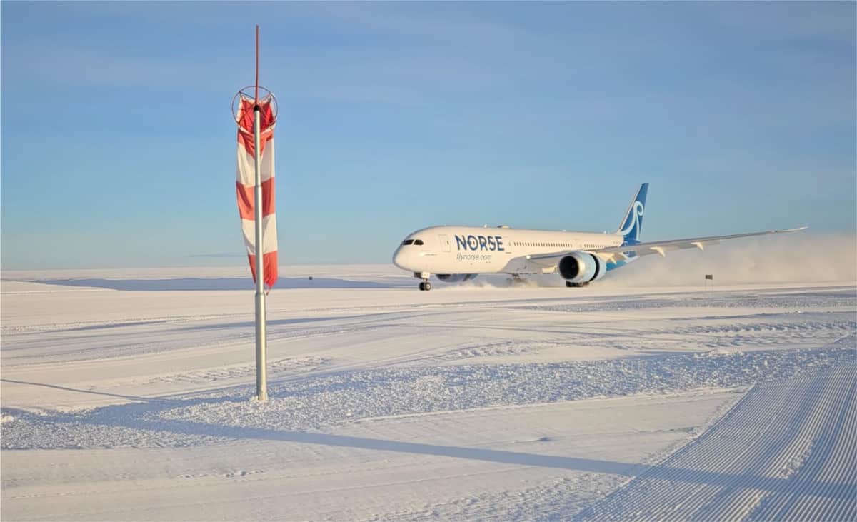 圧巻！氷上滑走路に飛行機の雪煙 ボーイング787が南極着陸に初成功