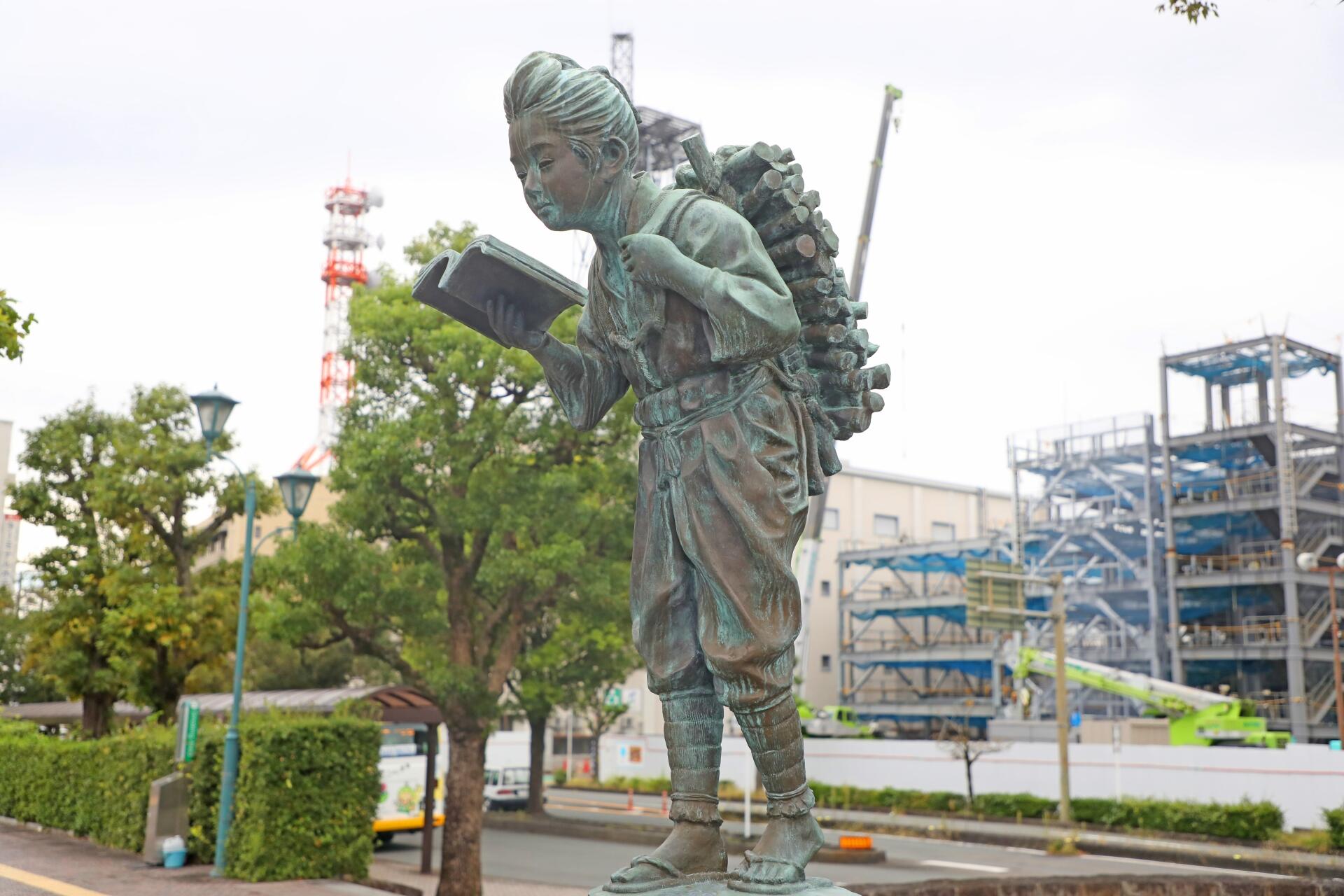 二宮金次郎が歩きスマホ？神社境内で販売の「罪悪感すごそうw」な