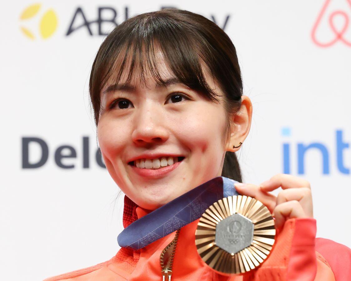 バドミントン志田千陽、中国代表と密着2ショ「付き合わせた（笑