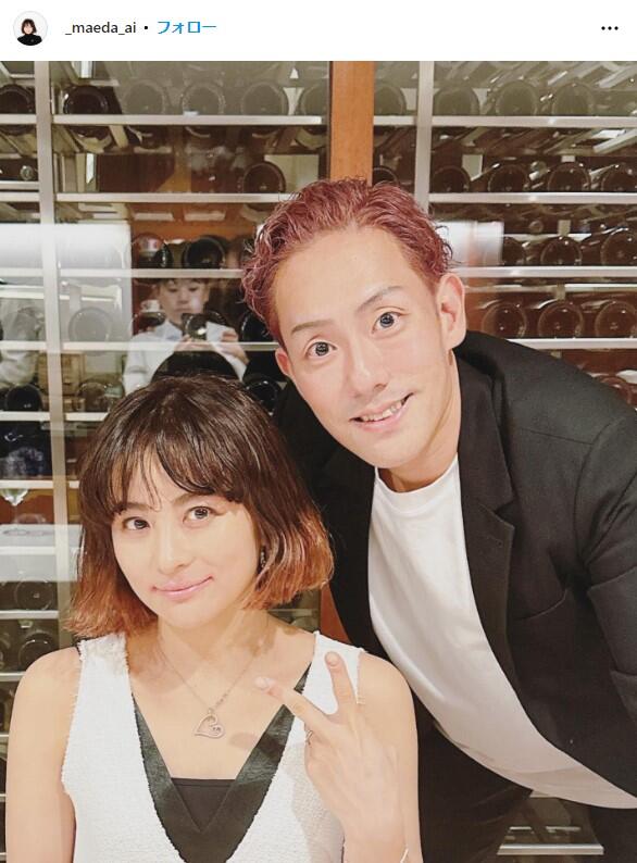 中村勘九郎の妻前田愛が裏ピースサインで「なかなか撮らない」夫婦写真