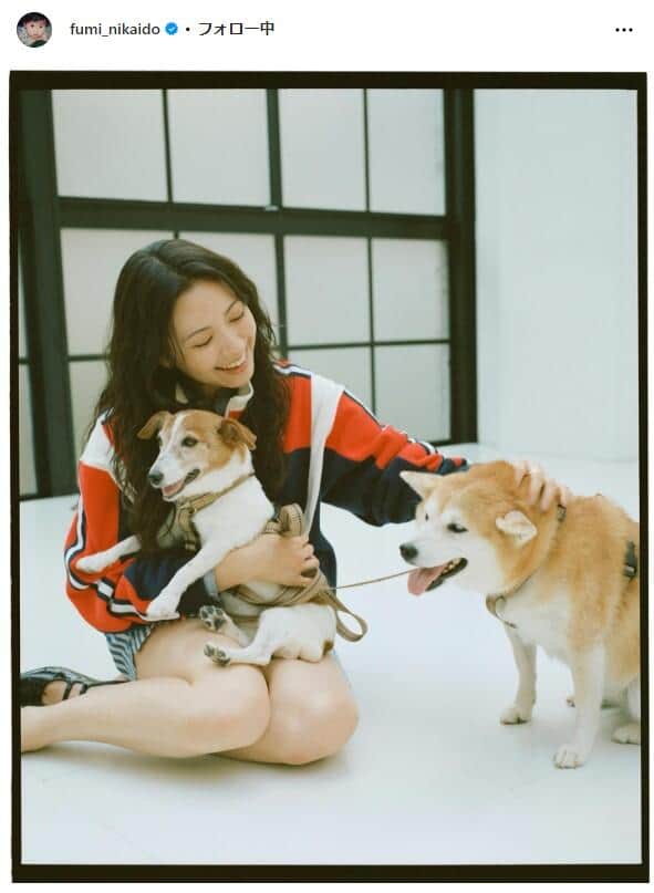 二階堂ふみ、ミニスカ姿で愛犬ヒザ乗せ 「全員可愛い」「優しい笑顔」3
