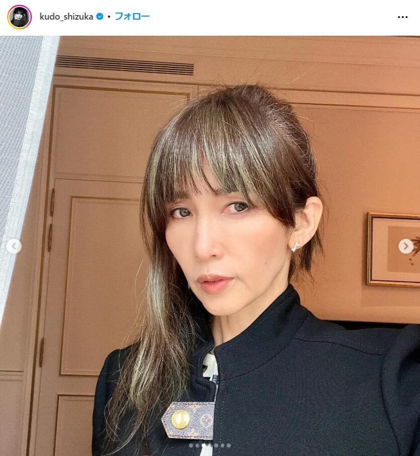 工藤静香、重め前髪にポニテ＆ヴィトンのブラックコーデ 「雰囲気が