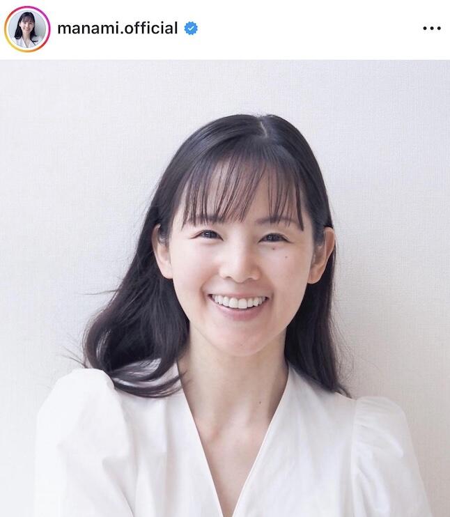 小西真奈美、ポニテなびかせ海辺を散歩 いつまでも変わらぬ自然体
