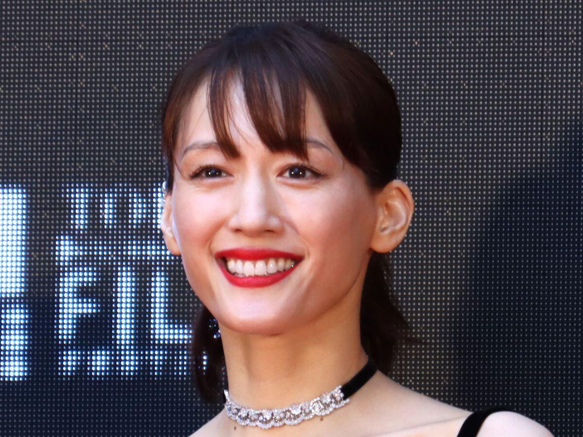 綾瀬はるか39歳の「振り幅」に大混乱 黒ドレスでネット釘付け「大胆で