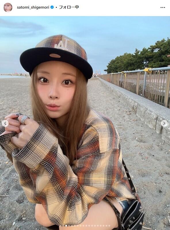 重盛さと美、ミニスカで舌ペロ＆M字開脚 「ギャルっぽく」「最強に