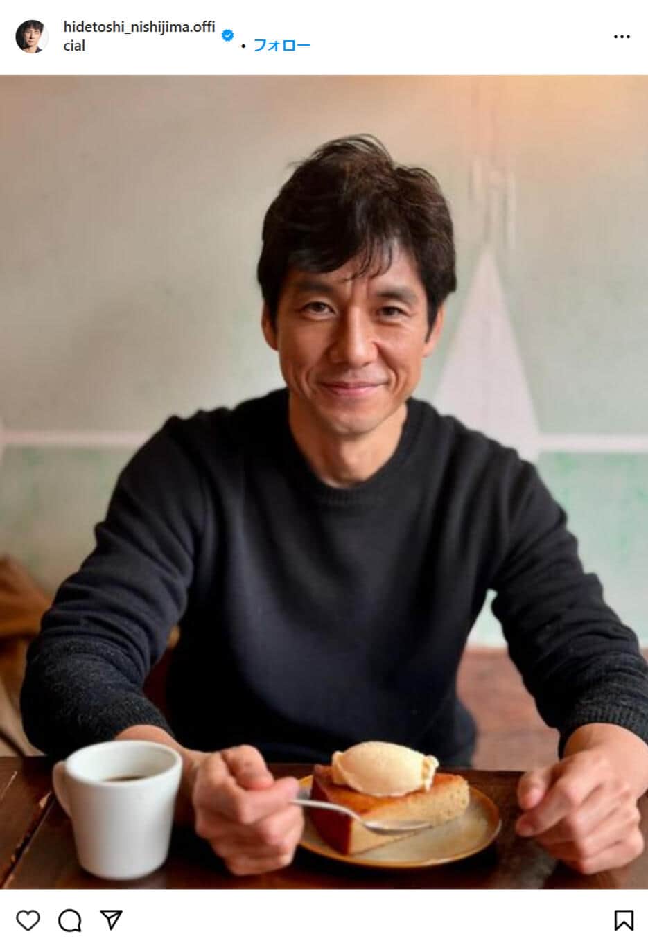 西島秀俊（53）、ニューヨークの街中を全身黒コーデで散歩