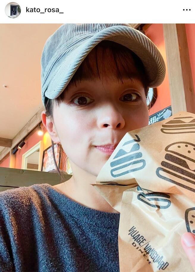 加藤ローサさん サイン入りポラロイド写真 加藤ローサ39歳、スーパーキュートなミニ丈ゴルフ姿がスゴい 「似合っ