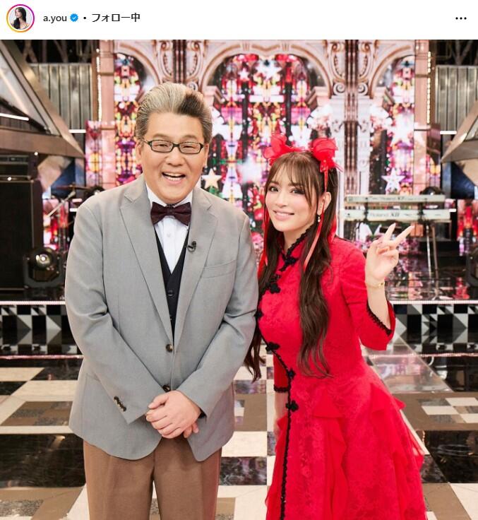 浜崎あゆみ46歳、真っ赤なチャイナドレス姿に 「顔ちっさい！」「どこ