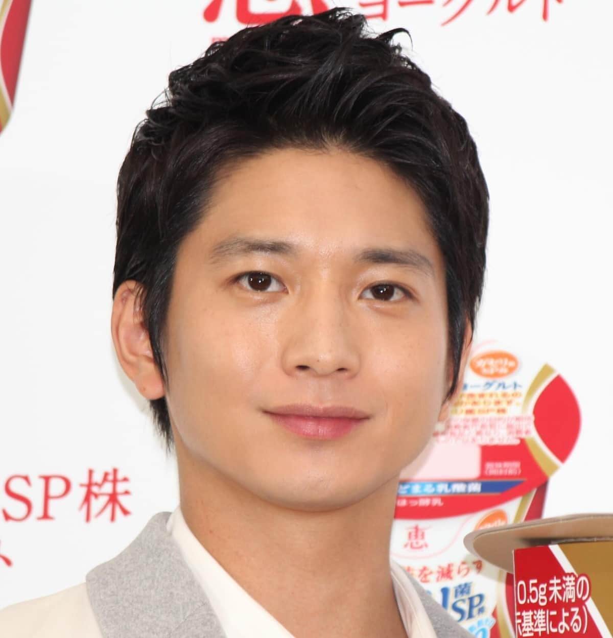 不老不死なの？」「相変わらずのイケメン」 向井理42歳、ロングコート