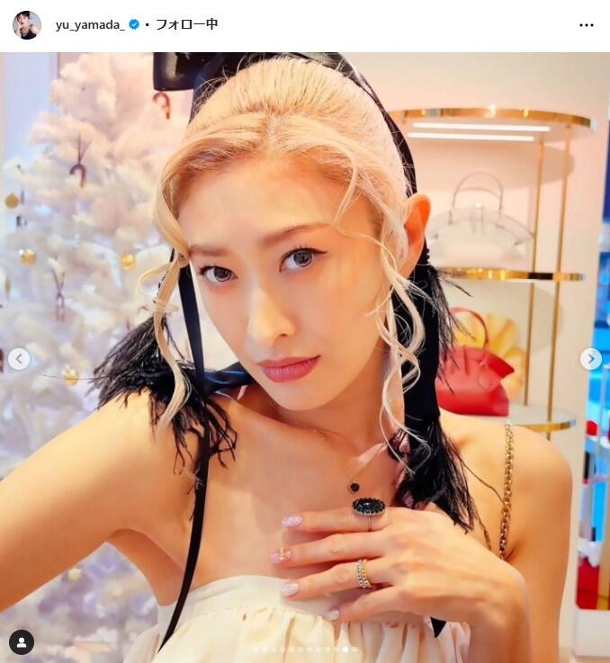 金髪に激変の山田優、66歳母と「顔出し」2ショ 「美人すぎて、、目立ち