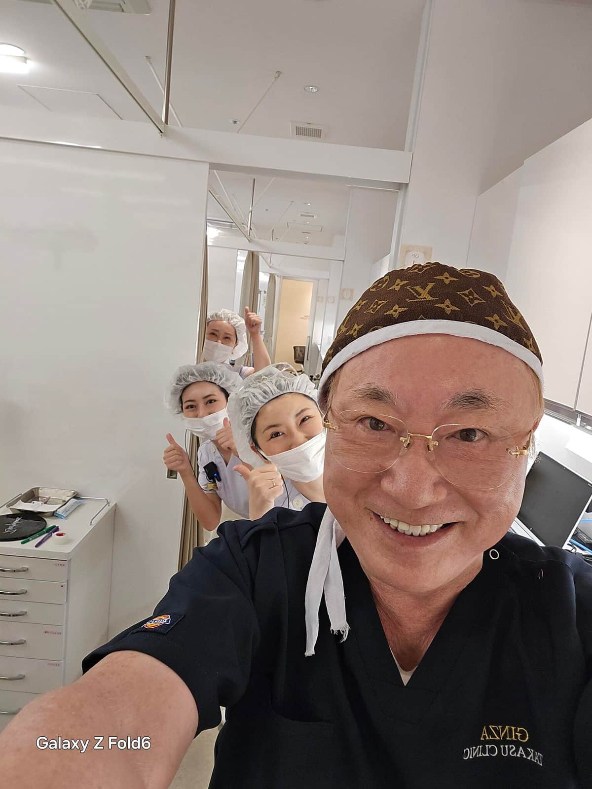 院長 ガン治療中の高須克弥院長「現場復帰」報告 ヴィトンのキャップで笑顔