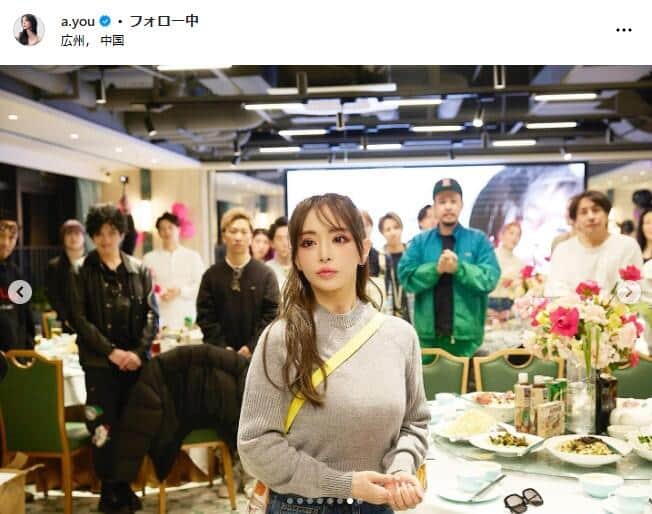 浜崎あゆみ46歳、デニム姿で豪華乾杯 「グラスと顔の大きさ一緒」「AI