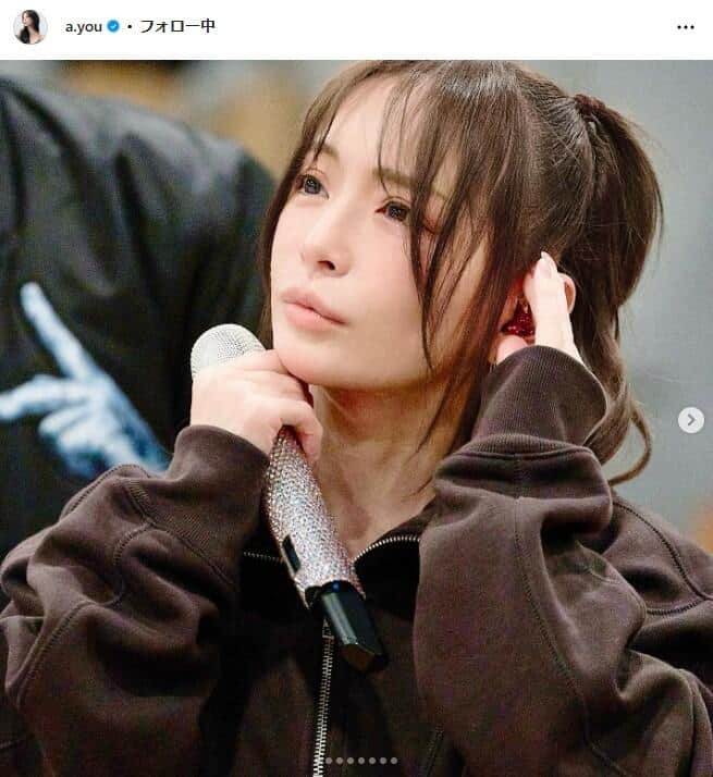 浜崎あゆみ、ダボッと「萌え袖」ゆる着のリハ姿 「妖精みたいに美しい