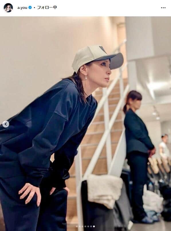 浜崎あゆみ、大開脚のトレーニング姿披露 「体柔らかい」「顔ちっさ ...