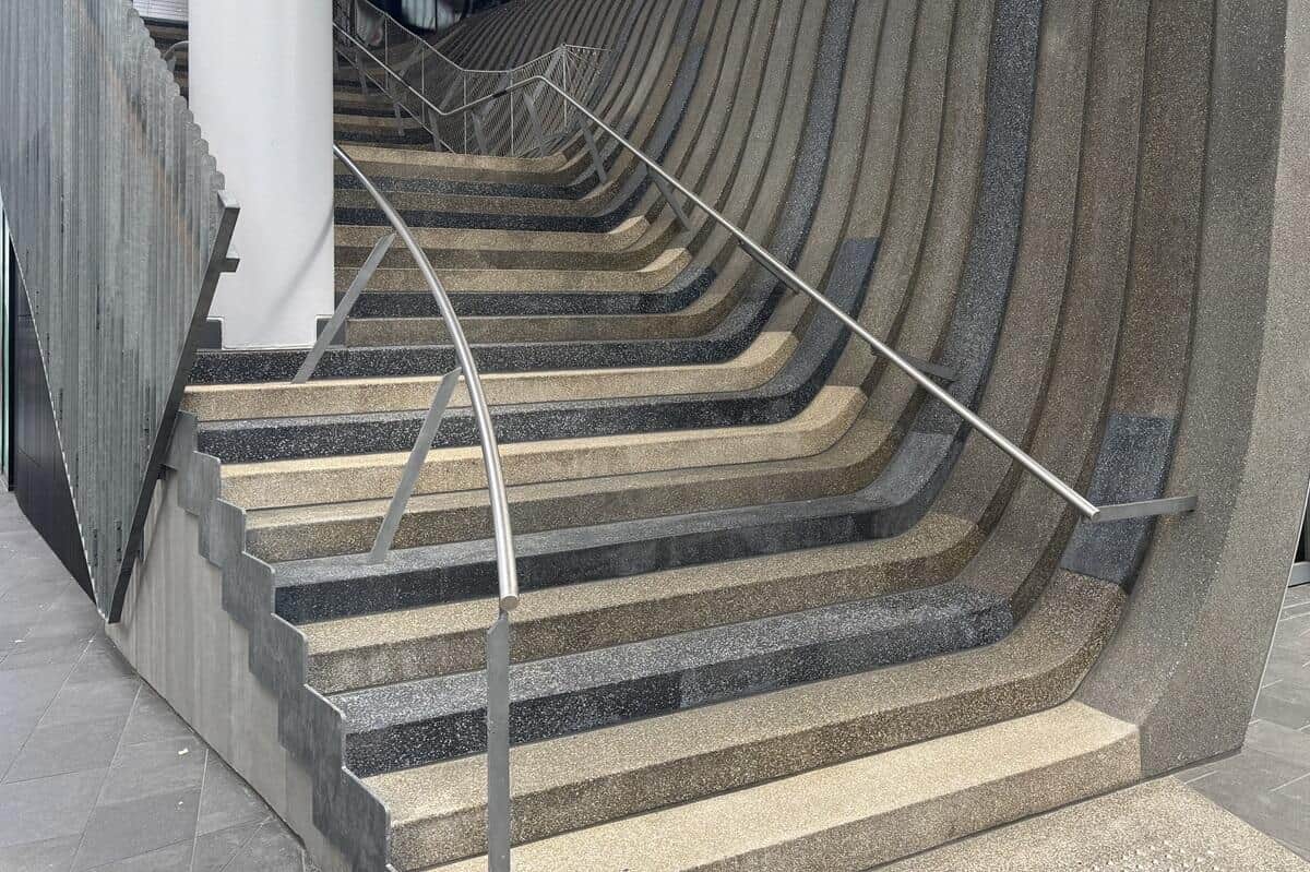 平らに見えてしまう「危険な階段」のなぜデザイン優先のせい？ 識者