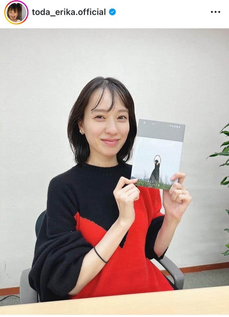 戸田恵梨香36歳、色気ダダ漏れショートヘアにイメチェン 美脚のぞく