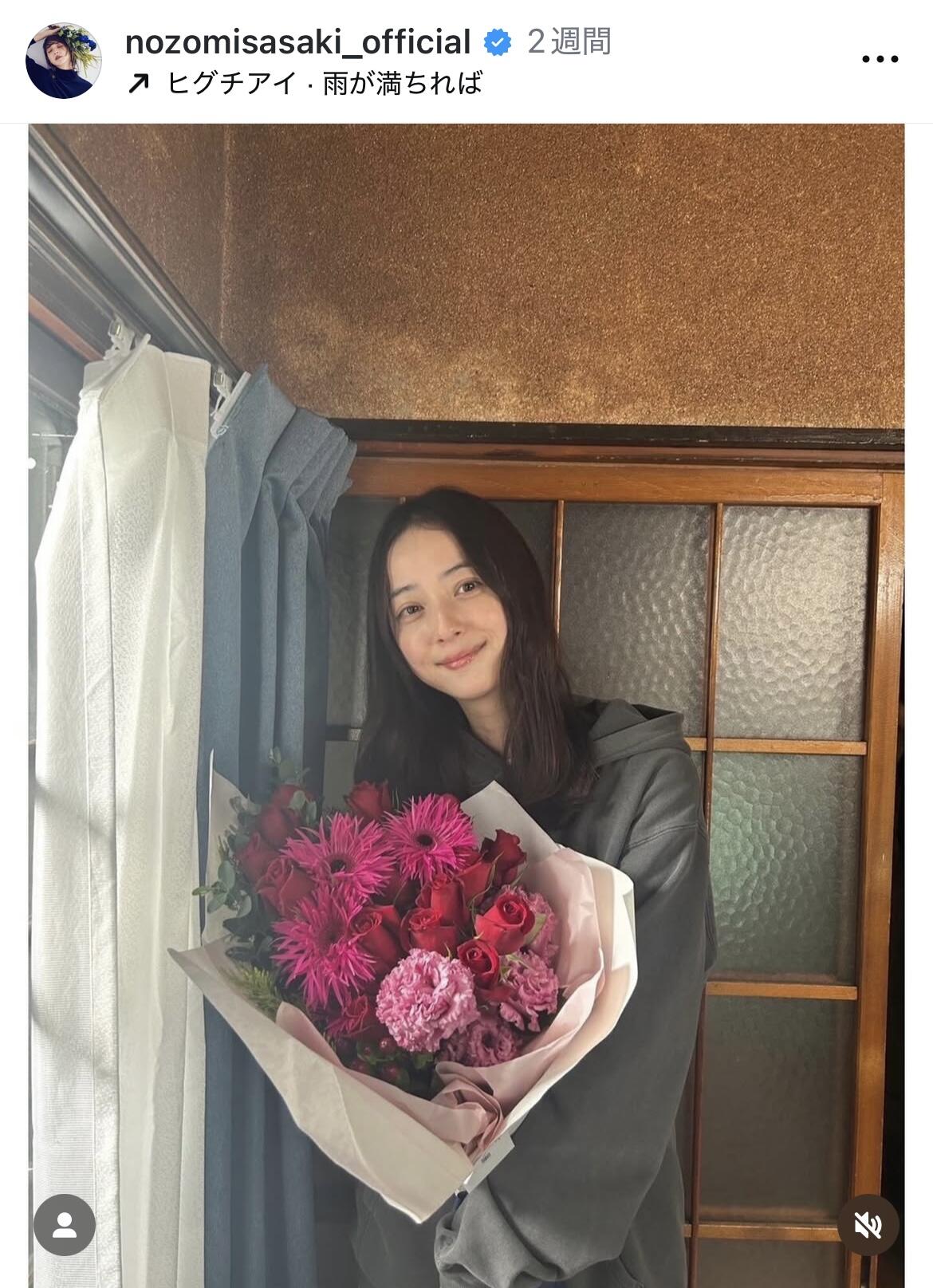 佐々木希、異次元の小顔に驚くホワイトコーデが大反響 「桜の妖精