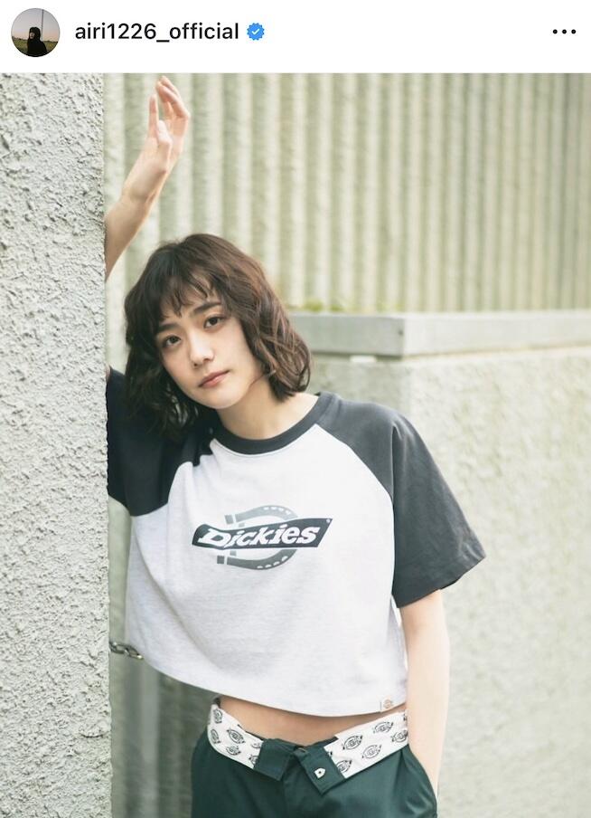 松井愛莉 さんのサインボール 脚細っ」松井愛莉、超ミニワンピ×ミュールで圧巻のスタイル 「魅力が