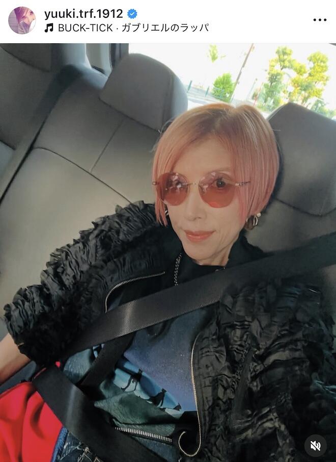 TRFボーカル・YU-KI58歳、ド派手ピンク髪＆異次元の超ミニ丈コーデ