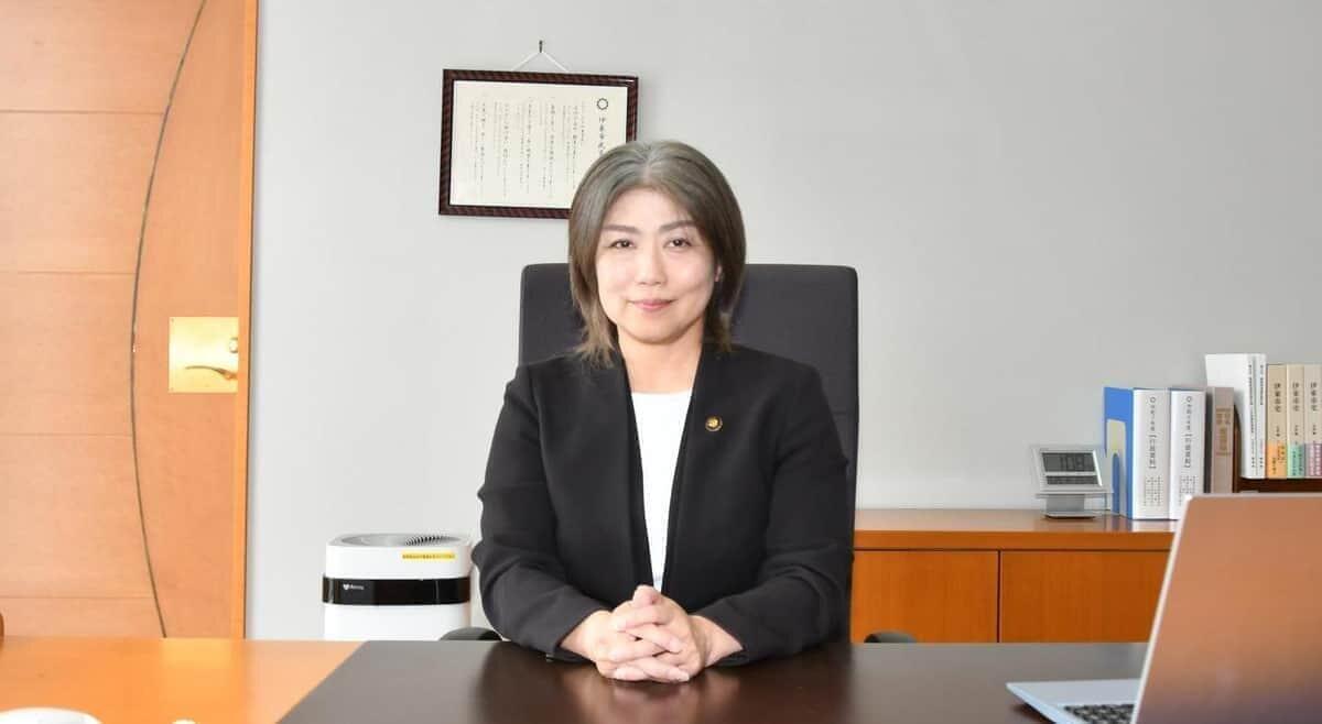 学歴詐称疑惑の伊東市長「不自然な話」 卒業証書は偽物「同級生