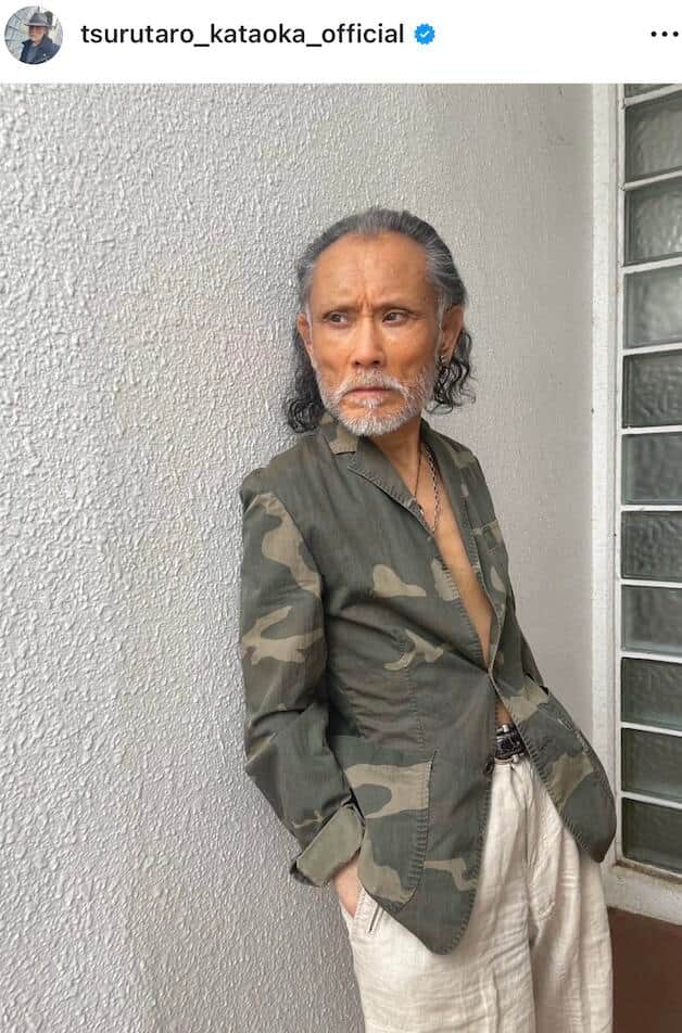 片岡鶴太郎70歳、イケおじすぎるロングジャケット×花柄パンツの秋