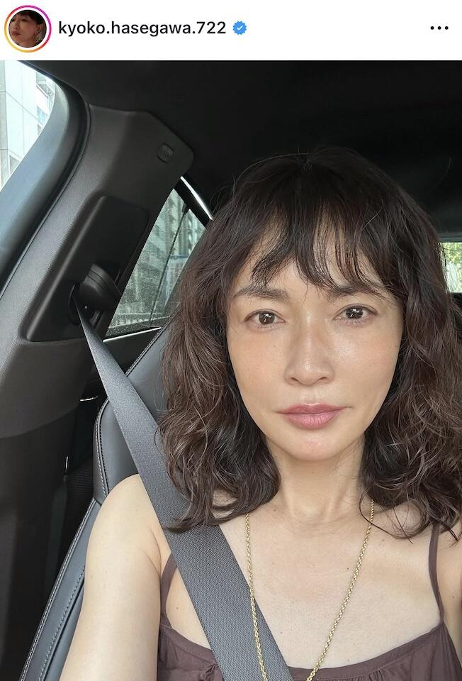 長谷川京子47歳、タイトな超ミニスカ×ハイヒール異次元スタイルに