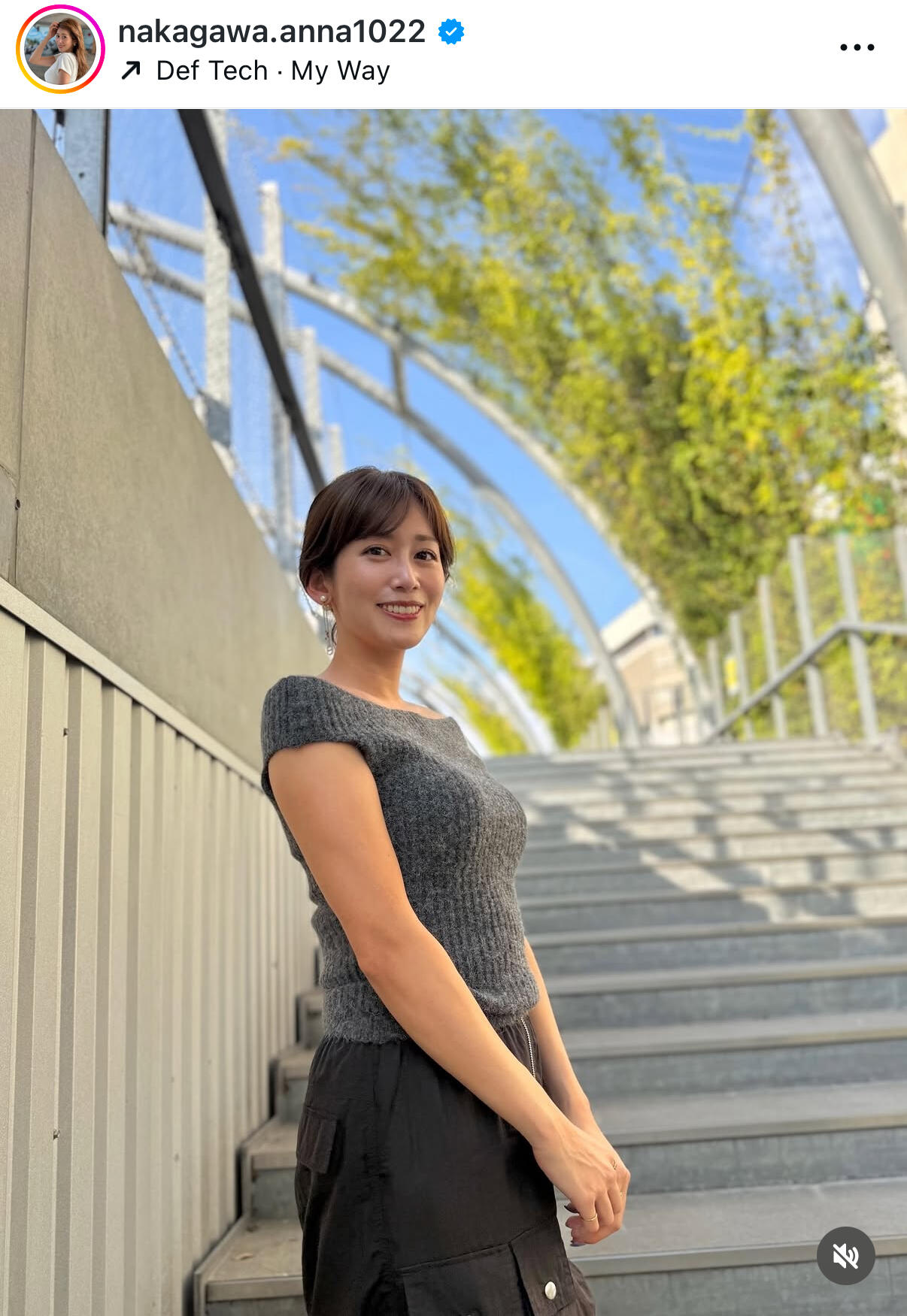 元NHK中川安奈アナ、膝上ミニスカ×透け感トップスで色気ダダ漏れ