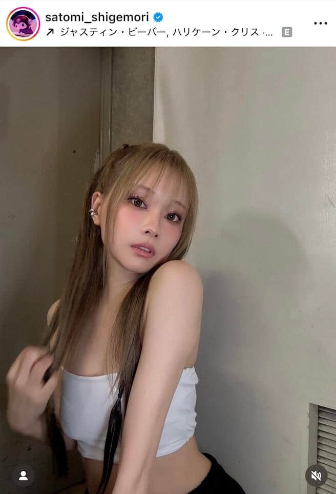 重盛さと美、デニムの膝上ミニスカ×肩出しオフショルで色気ダダ漏れ