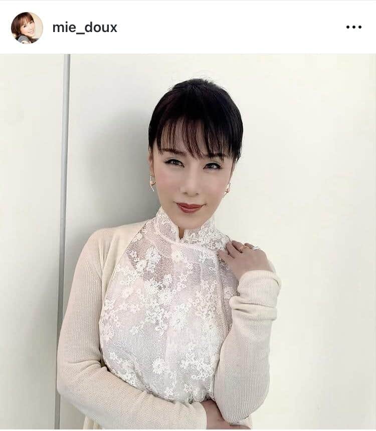 元ピンク・レディー未唯mie67歳、艶やかゴールドのドレスで色気ダダ