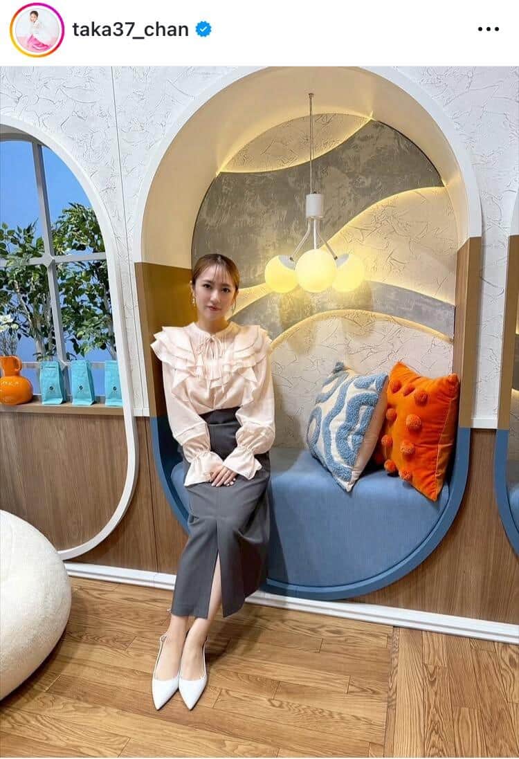 高橋みなみ、超ミニ×赤ニットのコーデで脚組みショットが破壊力抜群