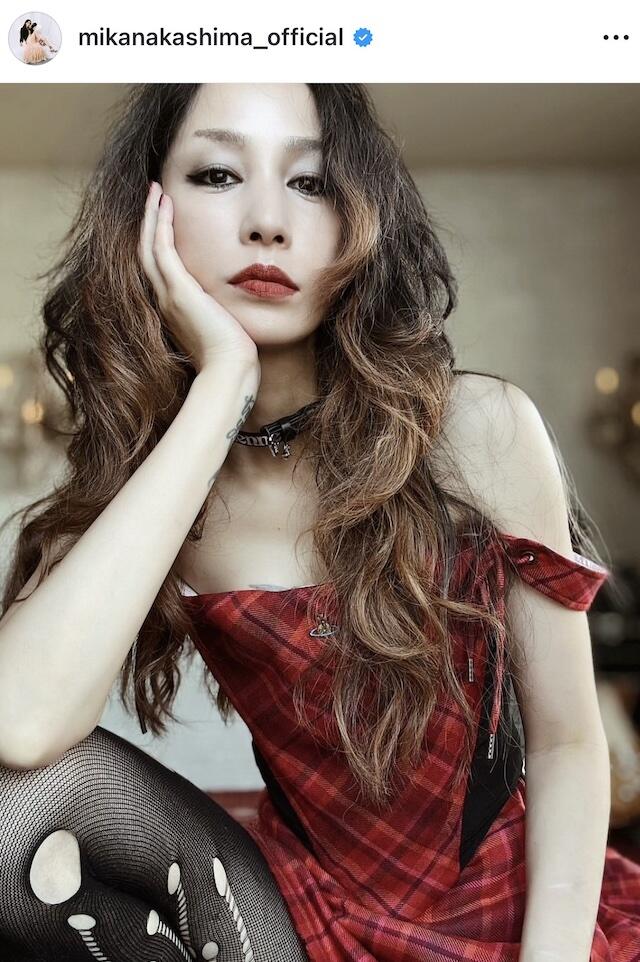 中島美嘉、かっこよすぎヴィヴィアンの赤チェック柄コーデで無敵ビジュ