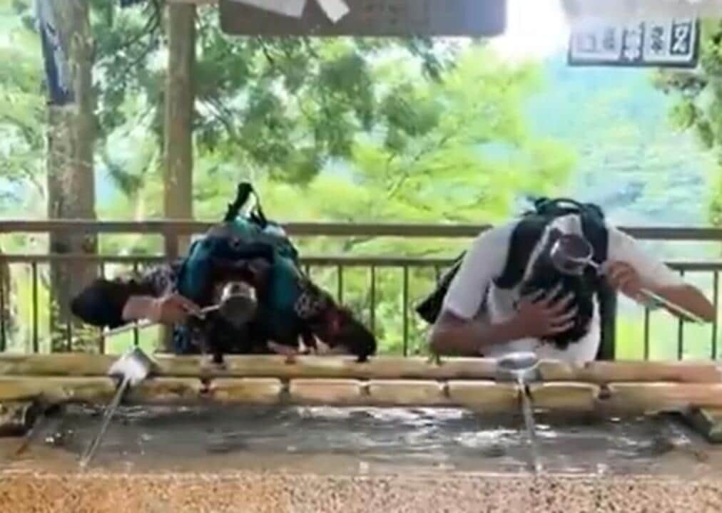 手水舎で洗顔＆洗髪、外国人2人組の動画に批判 神社は困惑「登山で汗を