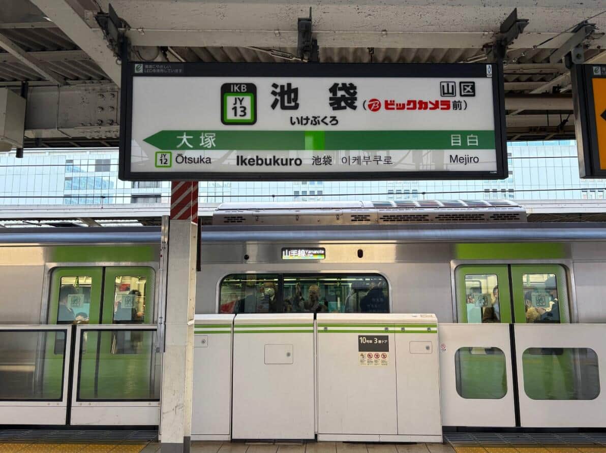 池袋の駅名標に「ビックカメラ前」 他の駅でも企業名併記を予定、JR