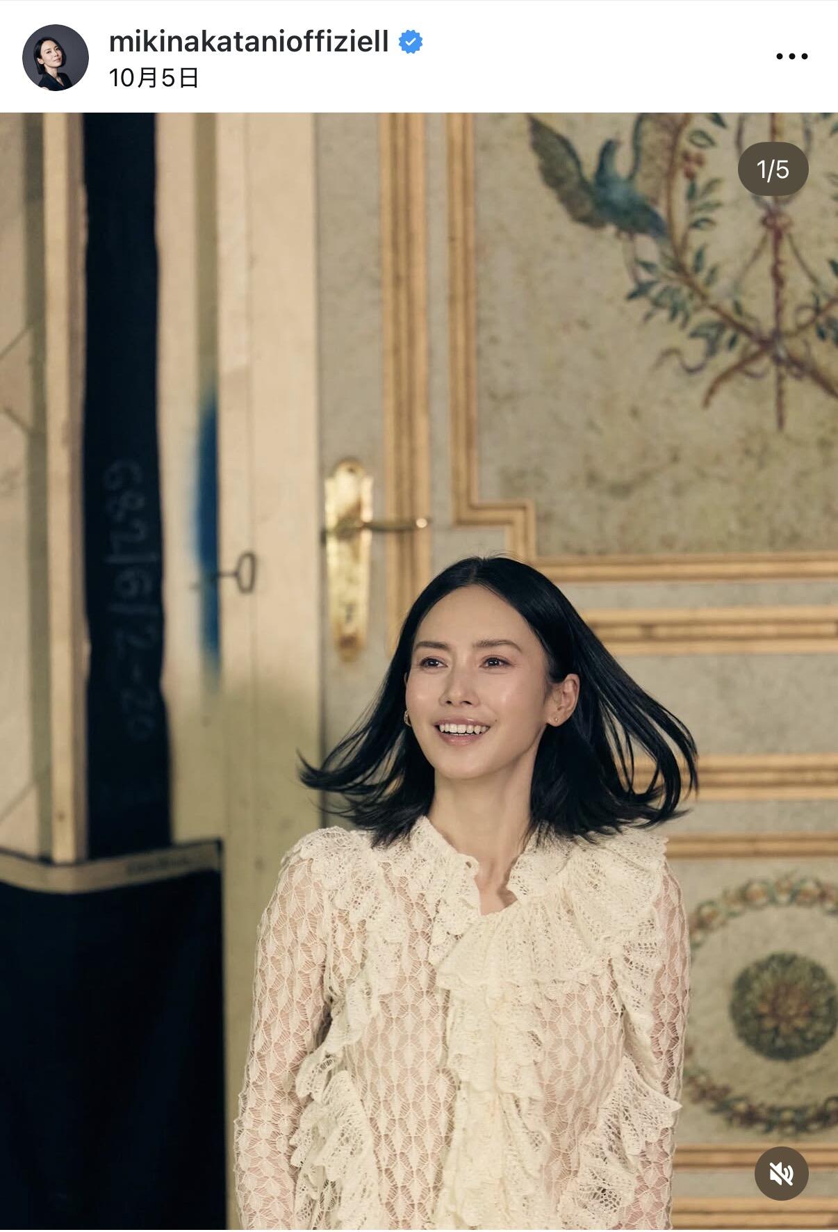 中谷美紀様 中谷美紀、グレーのパンツスーツ姿で髪かき上げ変わらぬ美貌 年上夫