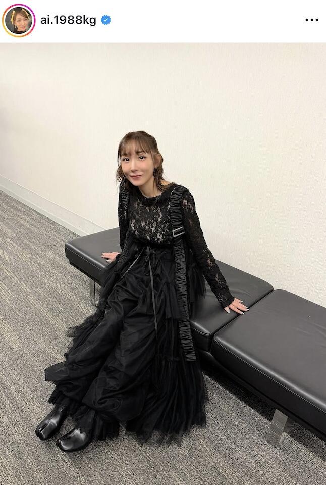 加護亜依、純白ミニ丈衣装×黒ロングブーツで圧倒的かわいさ 「スタイル