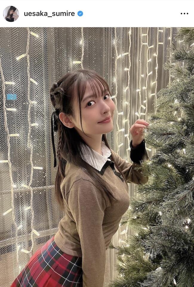 人気声優・上坂すみれ、赤ニットワンピ×黒タイツの破壊力 「ポージング