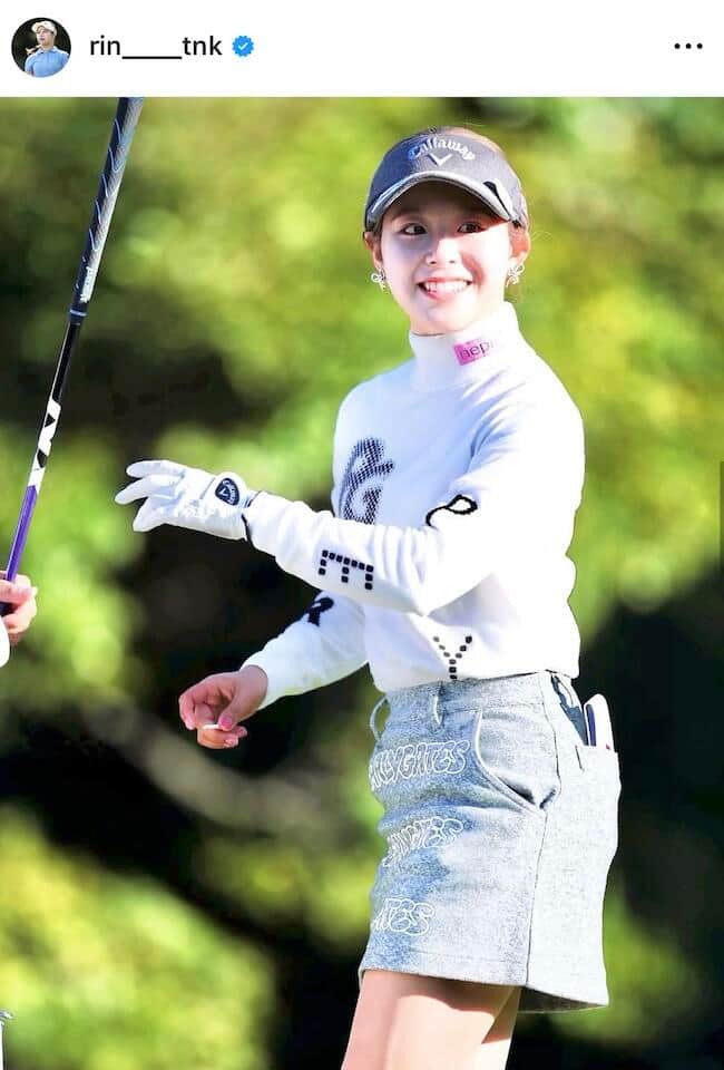 女子ゴルフの吉田鈴、ミニスカコーデでボウリングナイスプレー