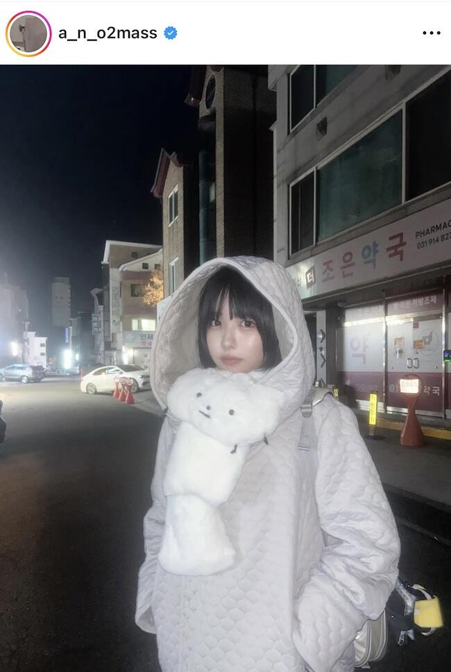 あのちゃん、グレーのミニ丈ワンピ×もふもふ厚底シューズで 遊園地