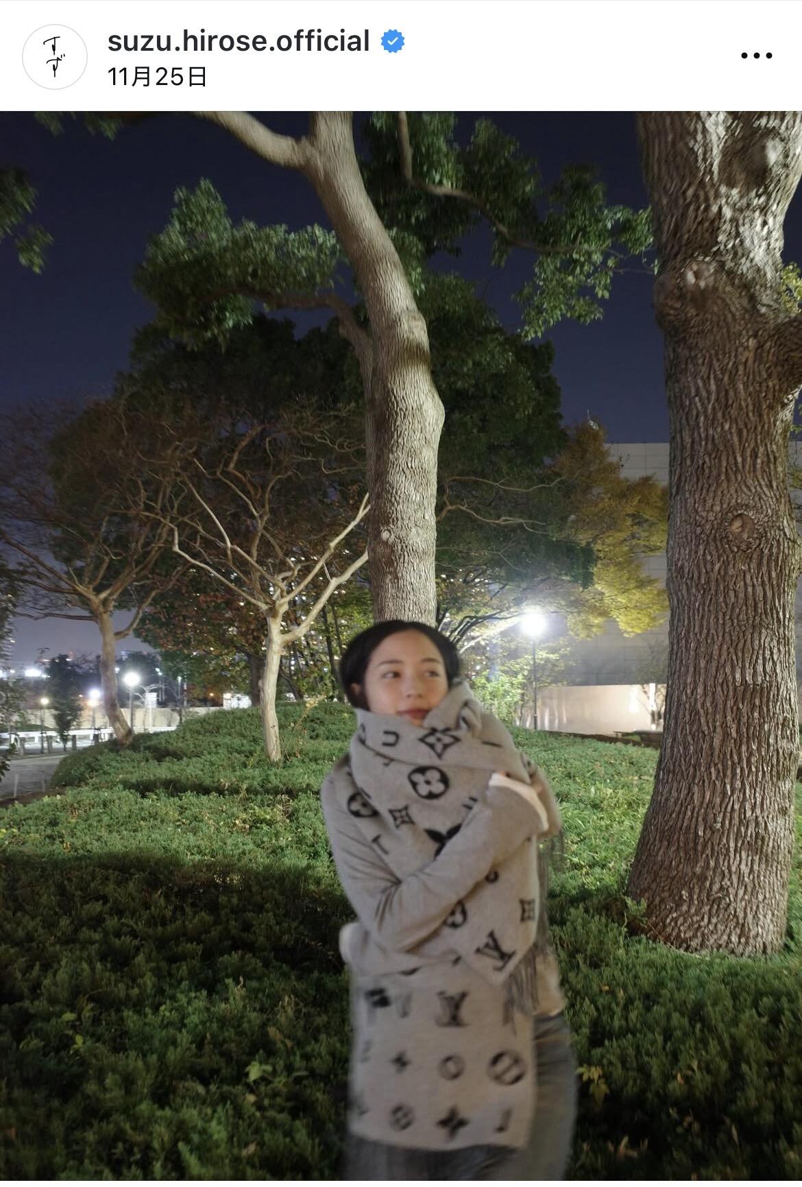 広瀬すず、「最近のオキニ」パーカー姿 フードかぶってお茶目な表情