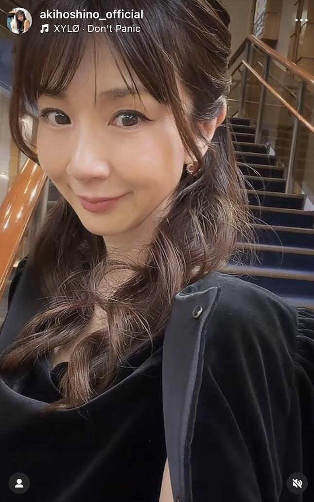 ほしのあき、たっぷりフリルの白ミニ丈ワンピ×ブーツのコーデで ほしのあき、たっぷりフリルの白ミニ丈ワンピ×ブーツのコーデで