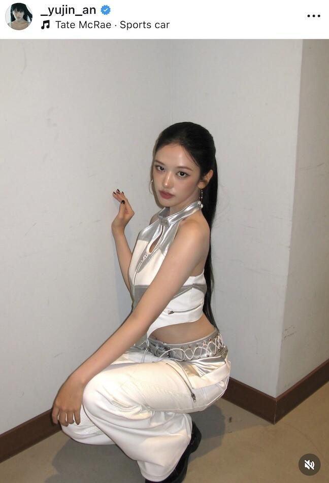 IVE・ユジン、ミニ丈ワンピ×透け感タイツのコーデで「激カワ」 唇に手