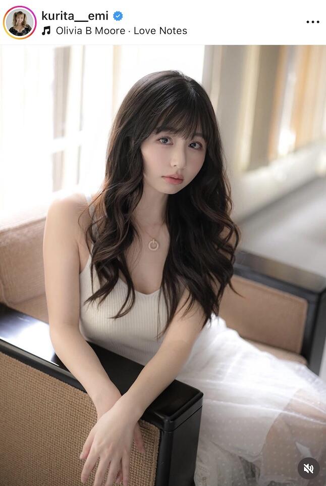 人気インフルエンサー・くりえみ、脚ながっ黒レースのミニワンピで