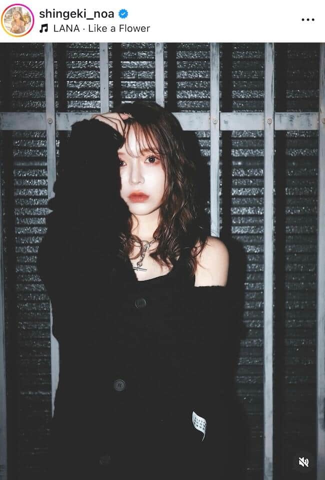 進撃のノア、黒ドレス姿で新年あいさつ色気にドキっ 「魅力が倍増し