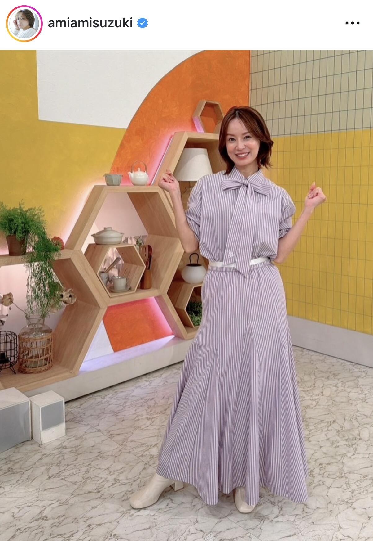 鈴木亜美、ミニスカのコーデでカワイイがダダ漏れショット