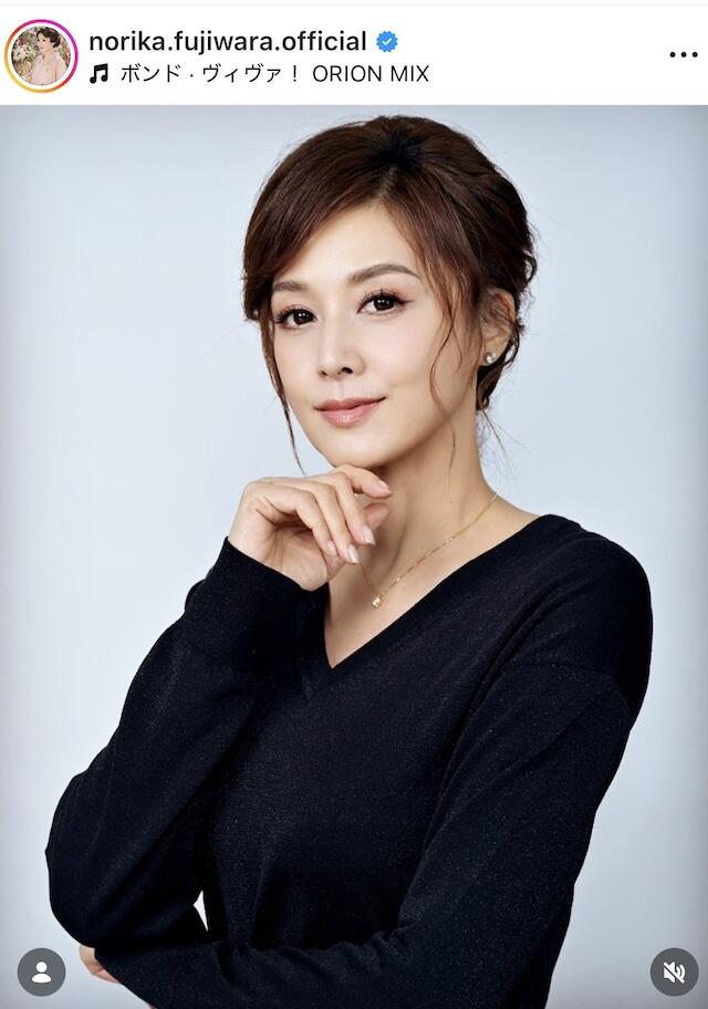 藤原紀香、桜色ミニ丈ワンピ×ヒールでボディラインすらり 「ピンク