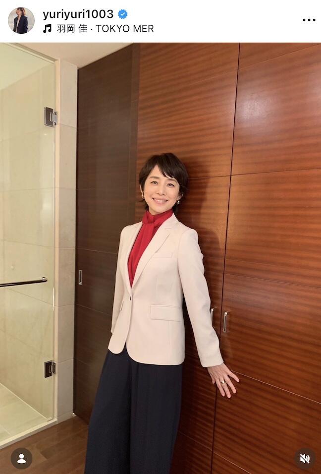 石田ゆり子の開脚ストレッチが話題！”美の秘訣”を探る