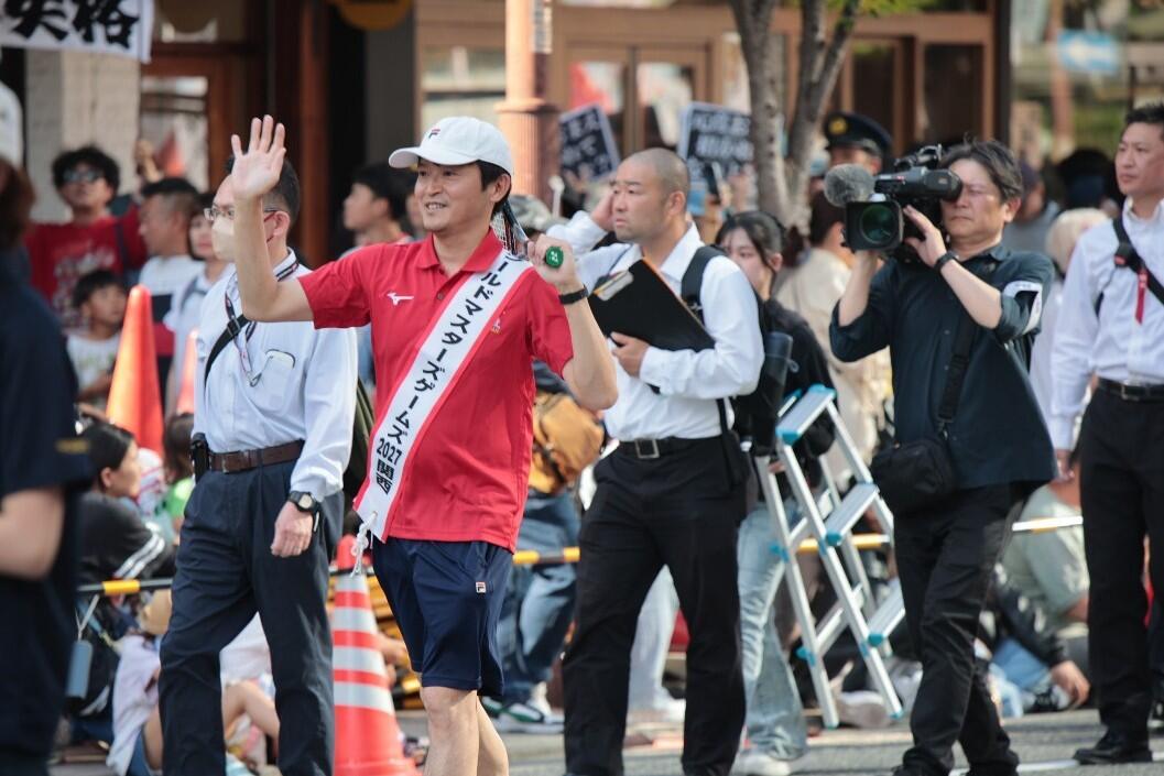 (3/4)「SNSで大バズり」斎藤元彦知事がパレードで大ハッスル 「神戸まつり」参加を巡り飛び交ったうわさ: J-CAST ニュース