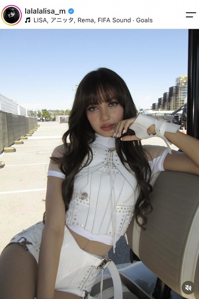 BLACKPINK・リサ、透け感オフショル黒ドレス姿で...すらり神スタイル ...