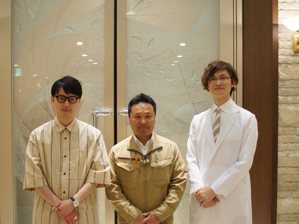 左から、井出氏、関氏、松尾氏。松尾氏のトレードマークとなった白衣と重ならないように、服装を選んだという。