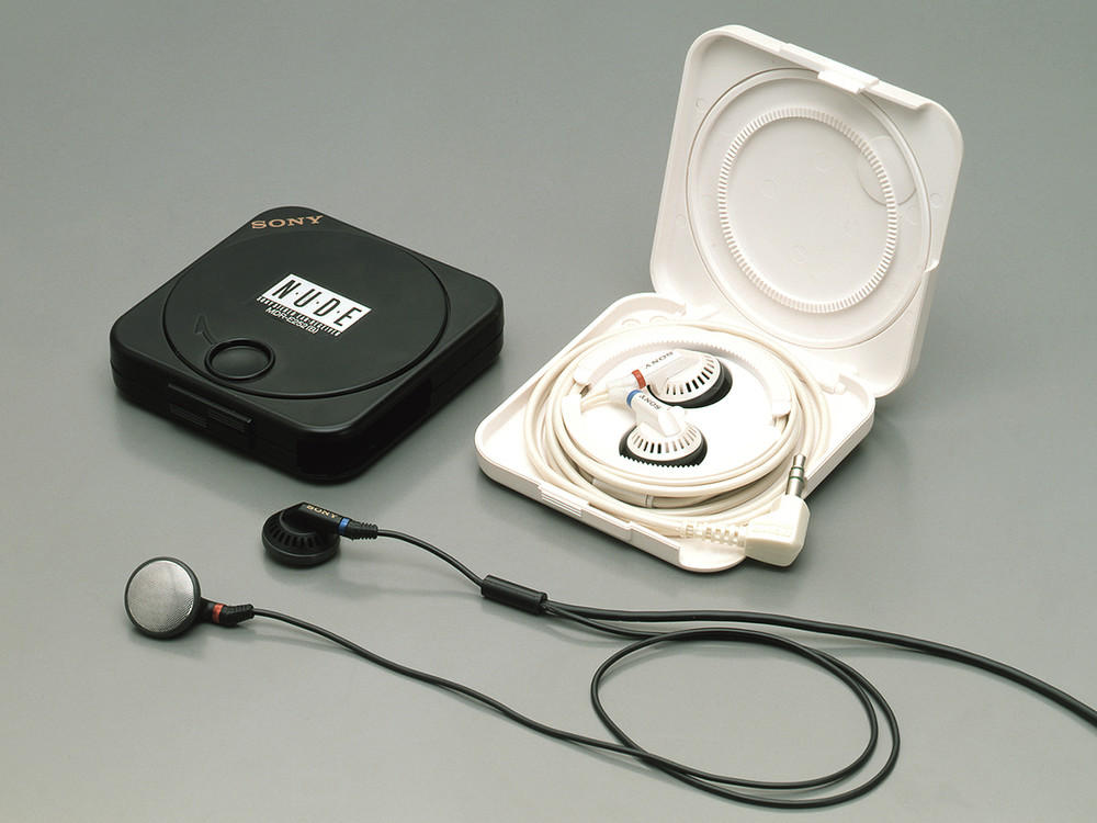 世界初のインナーイヤー型ヘッドホン、MDR-E-252。1982年に「N・U・D・E」シリーズの1号機として発売された。写真提供：ソニー